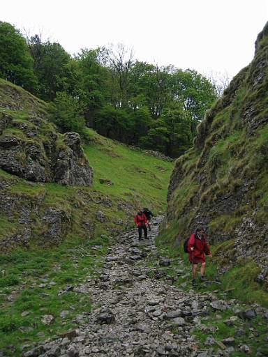 img_0080.jpg - Careful descent of Cave Dale.